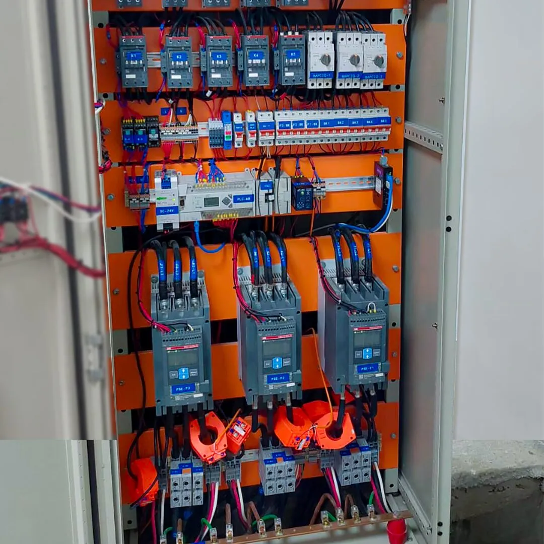 Interior de tablero con breakers, contactores y transformadores de corriente