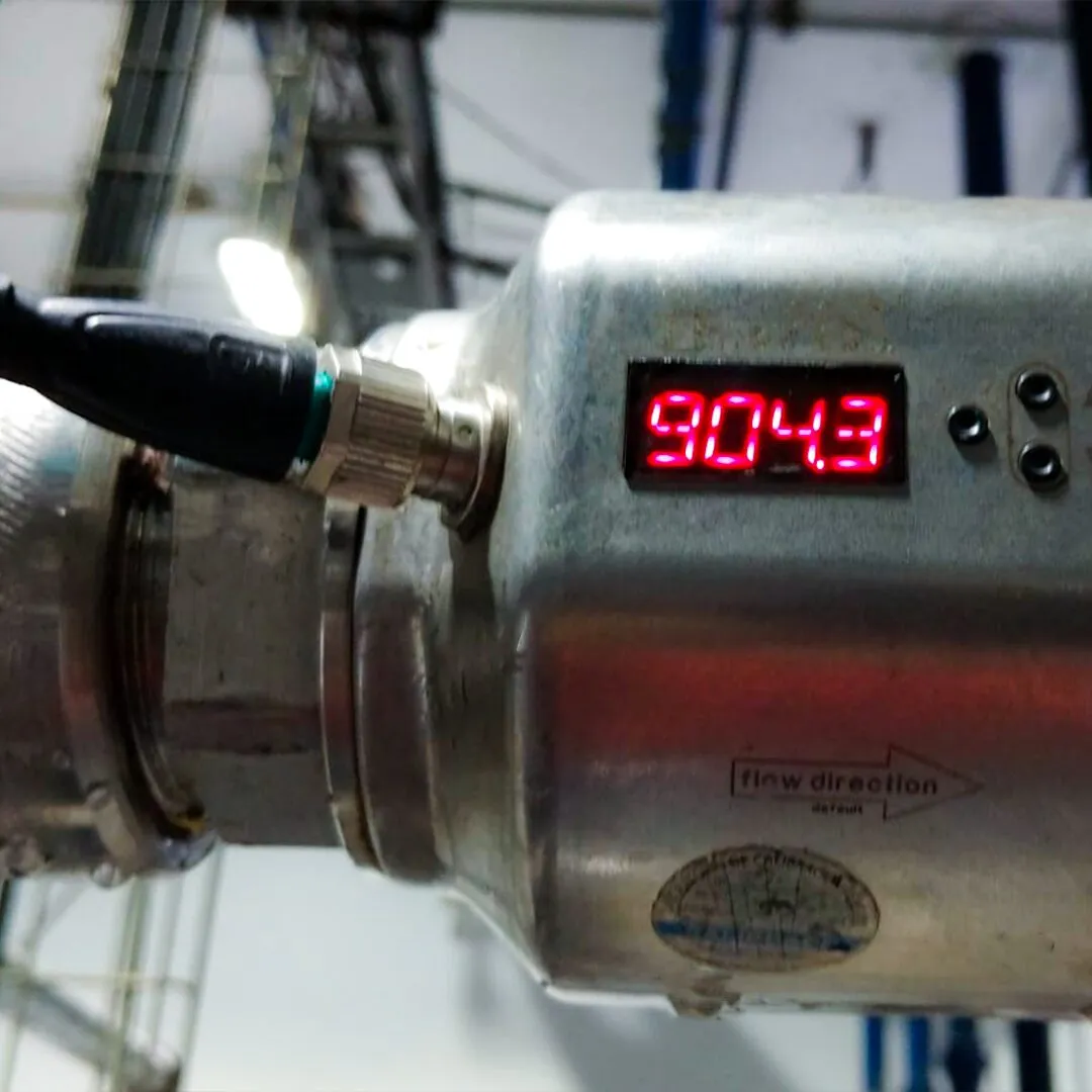 Sensor con display digital instalado en una línea de proceso